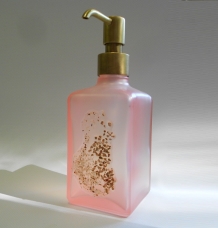 Аксессуары для ванной настольные. Аксессуары для ванной Kalahari Pink Marmores стеклянные дозатор бронзовый с декором Розовый